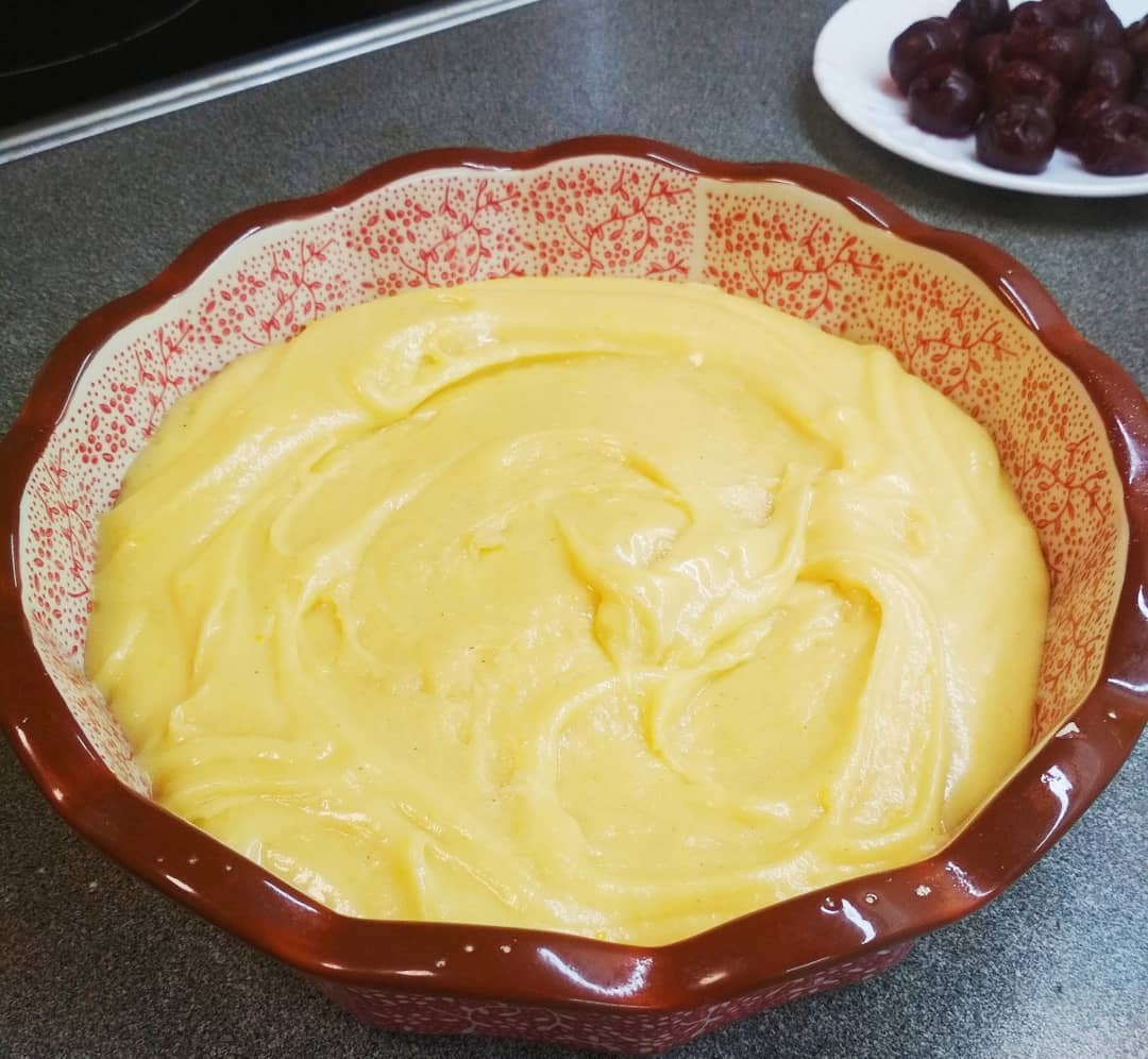 Пиріг на швидку руку. Беру 1 яйце, 150 грам молока печу солодкий пиріг до чаю БЕЗ міксера