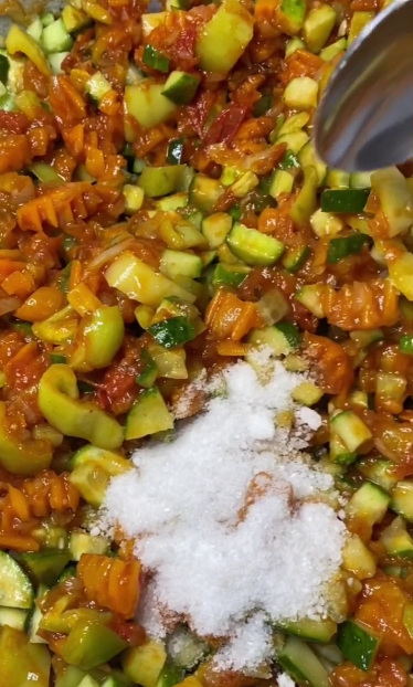 Розсольник на зиму - це справжня паличка-виручалочка для господинь! Відкрила баночку і супчик готовий!