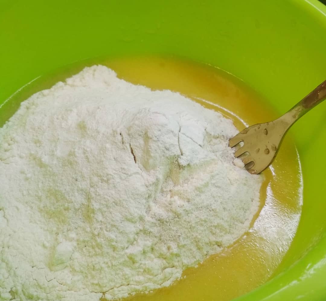 Пиріг на швидку руку. Беру 1 яйце, 150 грам молока печу солодкий пиріг до чаю БЕЗ міксера