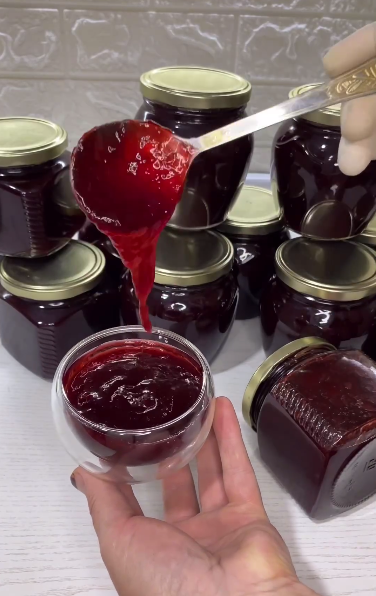 Сливовий джем на зиму. В сезон слив, обов'язково готую цей джем. Виходить в міру кисло-солодким і густіє без будь-яких добавок