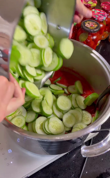 Огірки в томатному соусі на зиму - цей рецепт найкращий серед всіх, які я пробувала!