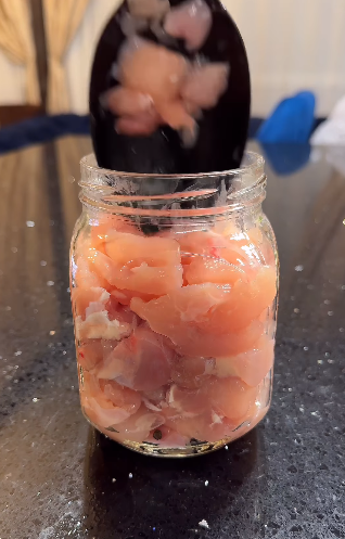 Домашня тушонка з курки - набагато смачніша і корисніша, ніж зі свинини! Таку тушонку готую БЕЗ автоклаву і зберігаю 2 роки!