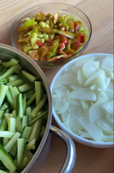 Салат з огірків на зиму. Я навіть і не очікувала, що це так смачно! Рецепт, який Ви 100% повинні спробувати!