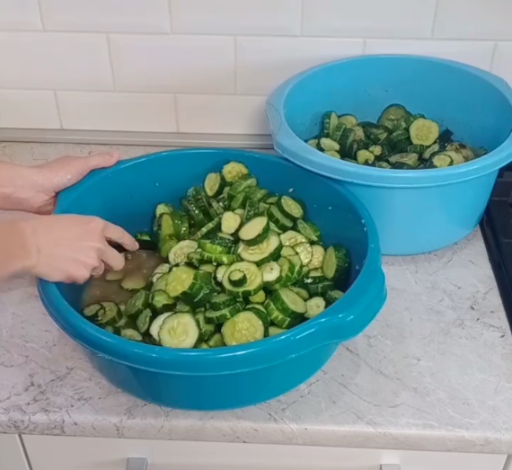 Салат з огірків у гірчичній заливці на зиму. Маєте багато перерослих огірків і не знаєте що з ними робити - цей салат ваш порятунок!