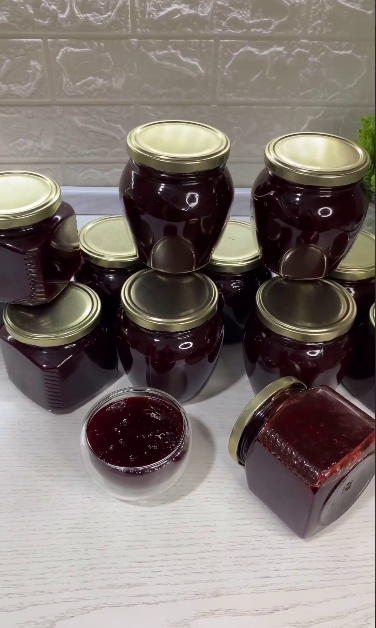 Сливовий джем на зиму. В сезон слив, обов'язково готую цей джем. Виходить в міру кисло-солодким і густіє без будь-яких добавок