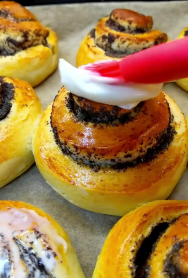 Найсмачніші булочки, які я колись робила. Дуже смачна начинка з маку та ароматна глазур