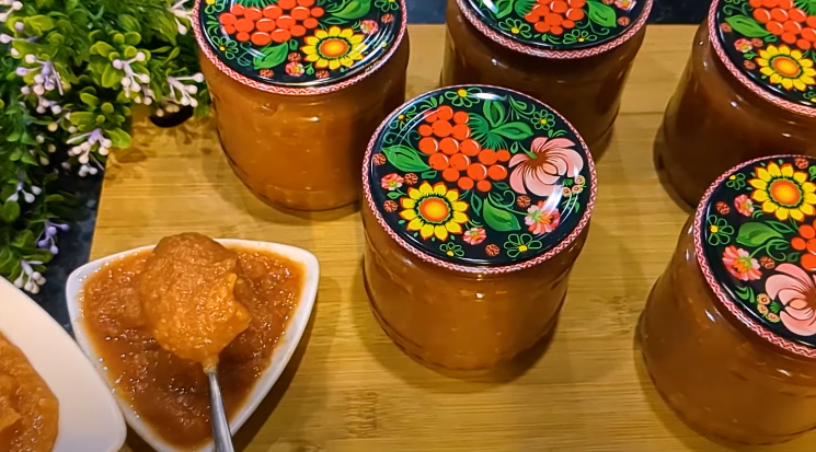 Кетчуп з кабачків на зиму. Хотіла приготувати на зиму та з'їли банку за раз! Готуватиму все літо, бо дуже смачно!