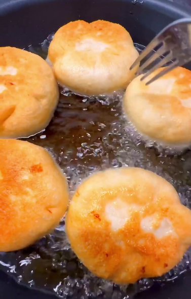 Хрусткі пиріжки з картоплею та грибами - швидко та дуже смачно. Цей рецепт повинен у Вас бути!