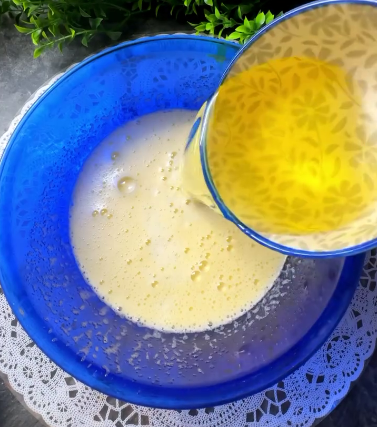 Смачний, соковитий мандариновий пиріг, який готується з простих інгредієнтів. Готуємо до чаю на швидку руку