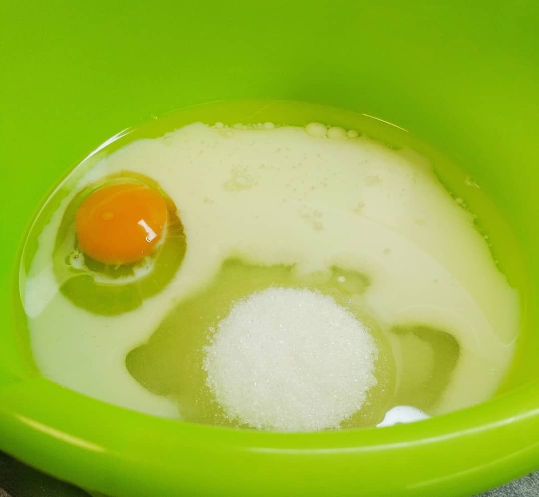 Пиріг на швидку руку. Беру 1 яйце, 150 грам молока печу солодкий пиріг до чаю БЕЗ міксера