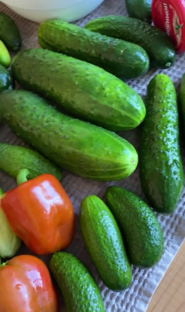 Салат з огірків на зиму. Я навіть і не очікувала, що це так смачно! Рецепт, який Ви 100% повинні спробувати!