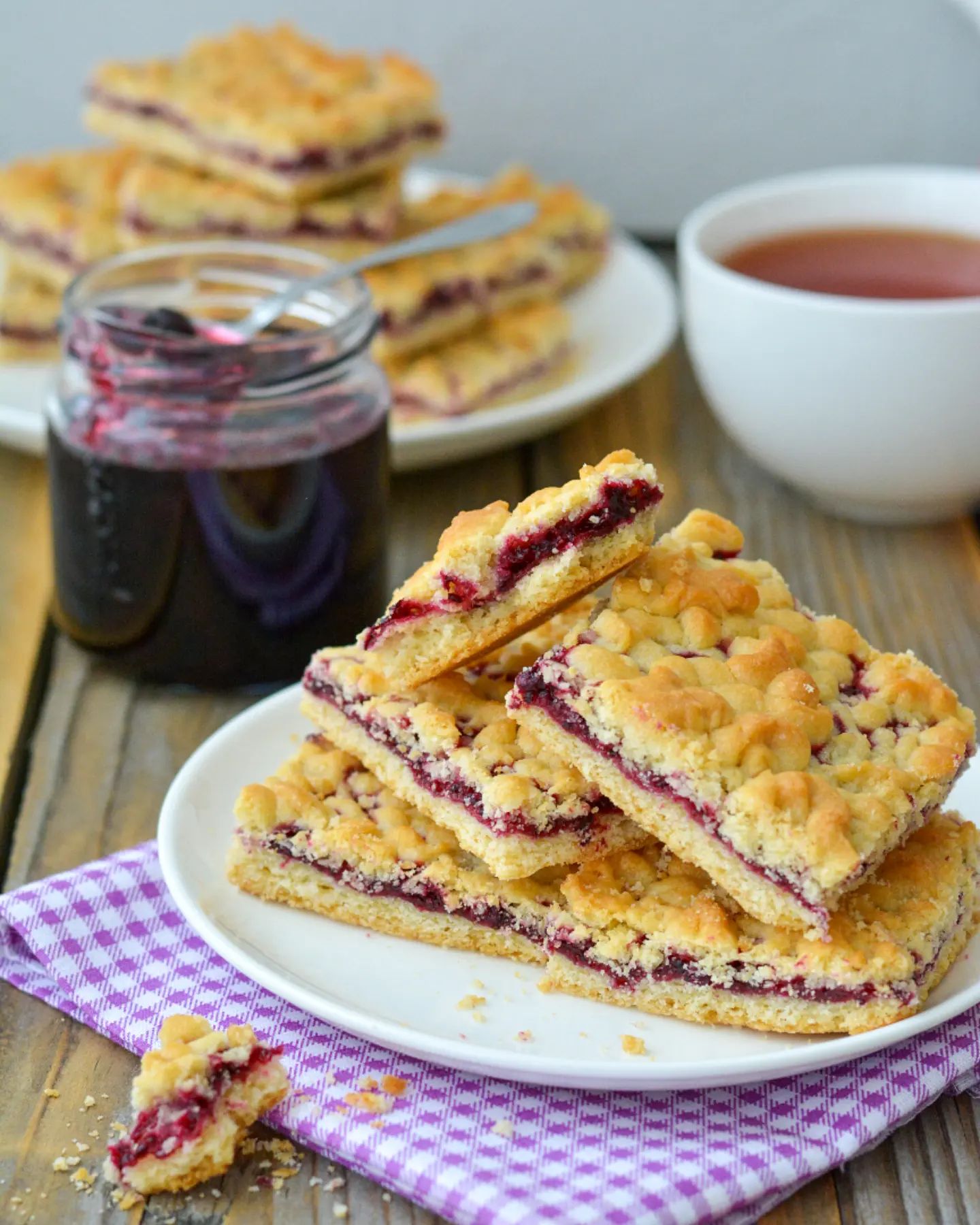 Відмінний спосіб прилаштувати запаси варення. Один із найвдаліших рецептів "Віденського печива" або тертого пирога