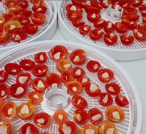 Моя заготовка номер 1 на зиму! В'ялені томати - це неймовірно смачно, хто ще не пробував - дуже рекомендую!