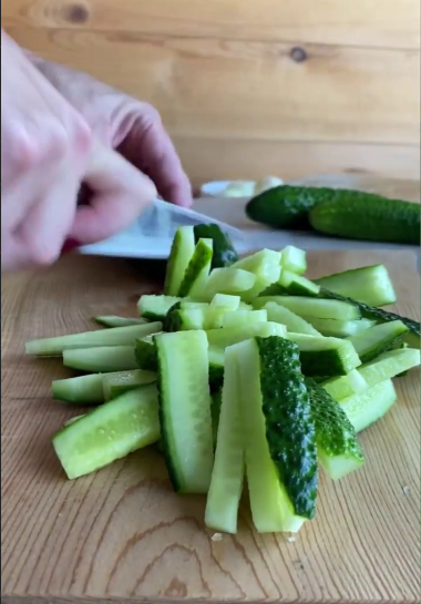 Салат з огірків на зиму. Я навіть і не очікувала, що це так смачно! Рецепт, який Ви 100% повинні спробувати!