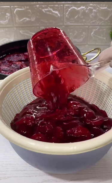 Сливовий джем на зиму. В сезон слив, обов'язково готую цей джем. Виходить в міру кисло-солодким і густіє без будь-яких добавок