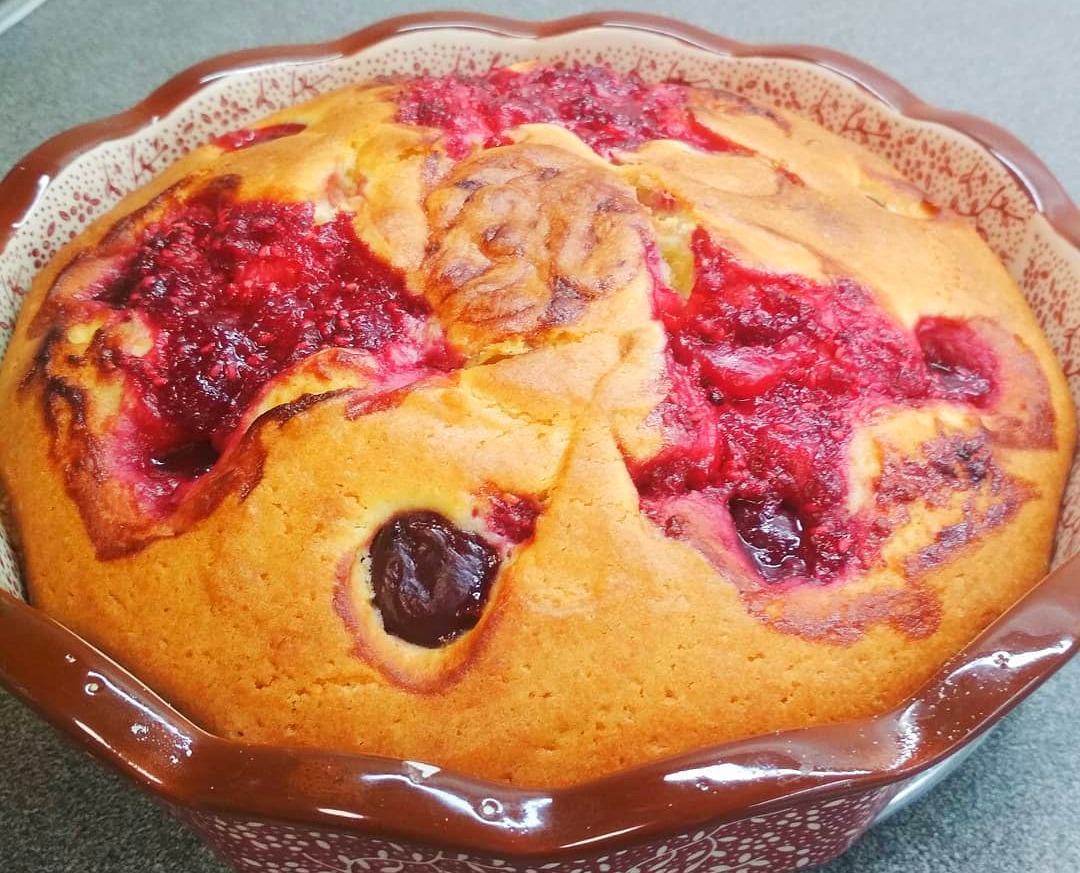 Пиріг на швидку руку. Беру 1 яйце, 150 грам молока печу солодкий пиріг до чаю БЕЗ міксера