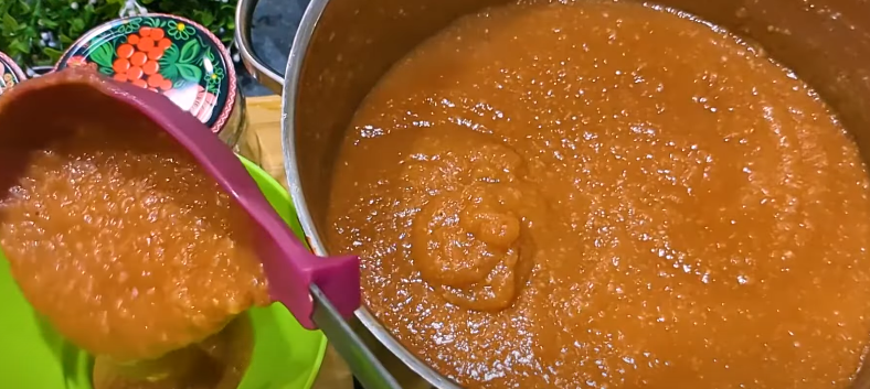 Кетчуп з кабачків на зиму. Хотіла приготувати на зиму та з'їли банку за раз! Готуватиму все літо, бо дуже смачно!