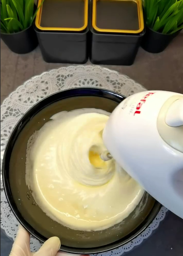 Гарячий молочний пиріг - неймовірно повітряний бісквіт! Дуже смачний та ніжний, можна змастити кремом або варенням