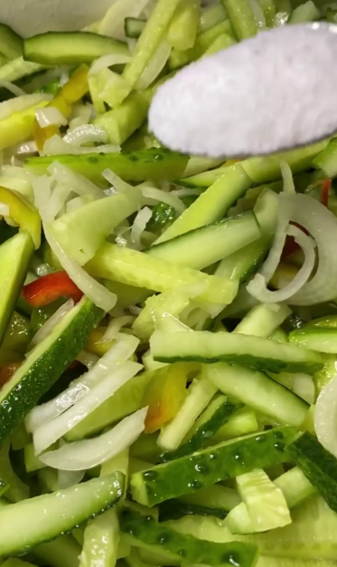 Салат з огірків на зиму. Я навіть і не очікувала, що це так смачно! Рецепт, який Ви 100% повинні спробувати!