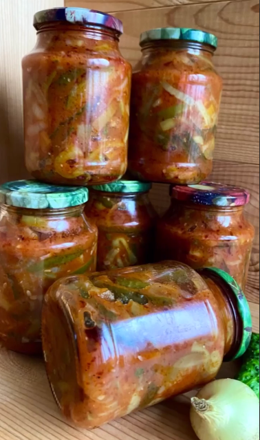 Салат з огірків на зиму. Я навіть і не очікувала, що це так смачно! Рецепт, який Ви 100% повинні спробувати!