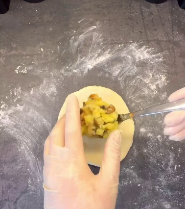 Хрусткі пиріжки з картоплею та грибами - швидко та дуже смачно. Цей рецепт повинен у Вас бути!