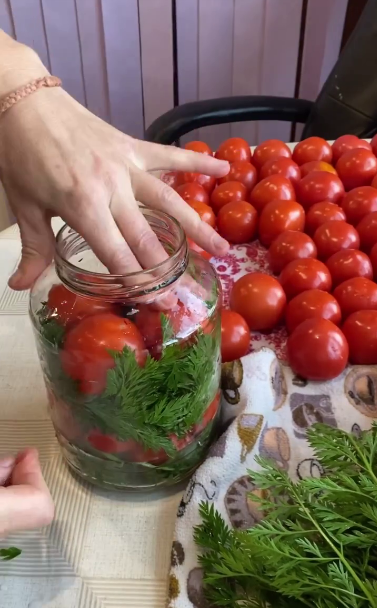 Смачніших я ще не їла! Ці помідори на зиму роблю вже понад 15 років (БЕЗ спецій і розсіл випивається до краплі)
