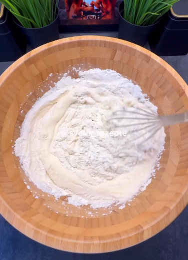 Пиріг, з сирними кульками, який просто тане в роті. За рецепт дякую подрузі із Закарпаття!