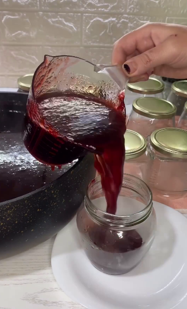 Сливовий джем на зиму. В сезон слив, обов'язково готую цей джем. Виходить в міру кисло-солодким і густіє без будь-яких добавок