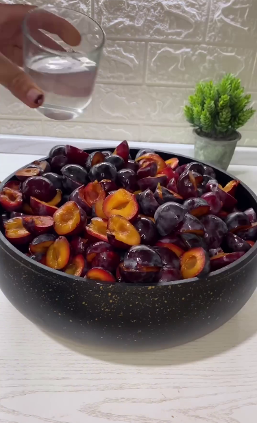 Сливовий джем на зиму. В сезон слив, обов'язково готую цей джем. Виходить в міру кисло-солодким і густіє без будь-яких добавок