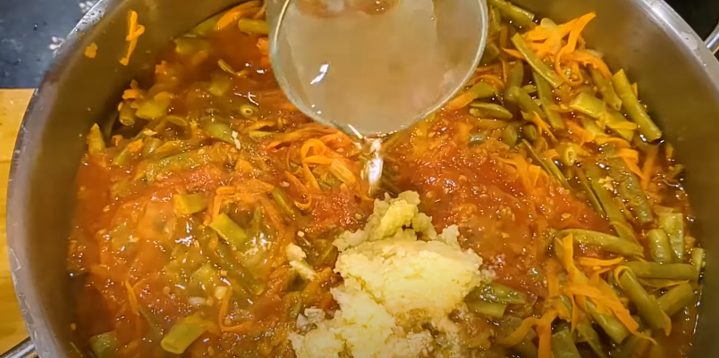 Баночку відкриваю і всі ситі! Салат "Квасоля стручкова з овочами" - чудовий рецепт смачної і ситної заготовки на зиму!
