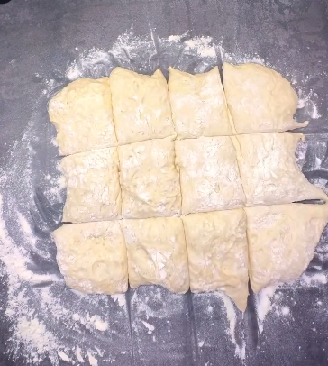 Цю чудову випічку подаю замість хліба, з з борщем - просто ідеально! Швидкі, хрумкі булочки, без замісу!