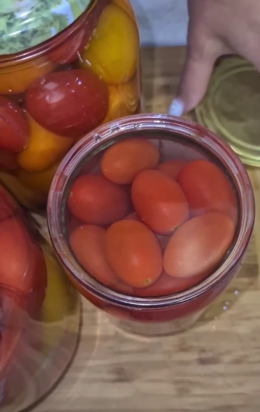 Ці помідори "По-грузинськи" в нас на повторі щороку! Ароматні і дуже смачні помідори на зиму закриваю за рецептом сусідки