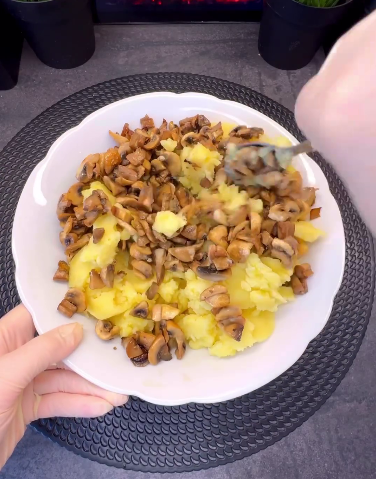 Хрусткі пиріжки з картоплею та грибами - швидко та дуже смачно. Цей рецепт повинен у Вас бути!