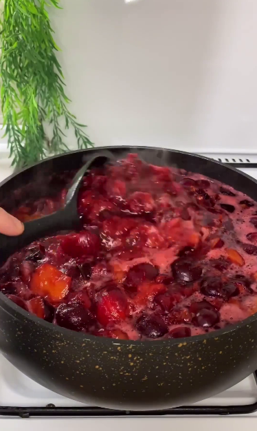 Сливовий джем на зиму. В сезон слив, обов'язково готую цей джем. Виходить в міру кисло-солодким і густіє без будь-яких добавок