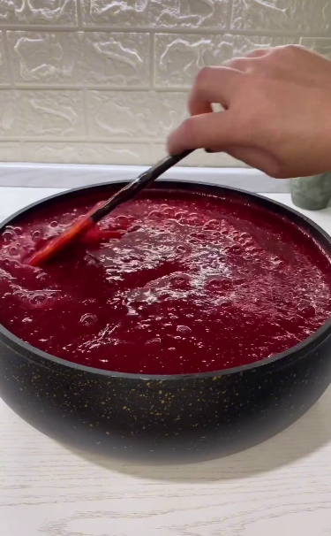 Сливовий джем на зиму. В сезон слив, обов'язково готую цей джем. Виходить в міру кисло-солодким і густіє без будь-яких добавок