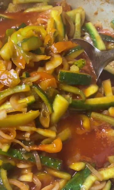 Салат з огірків на зиму. Я навіть і не очікувала, що це так смачно! Рецепт, який Ви 100% повинні спробувати!