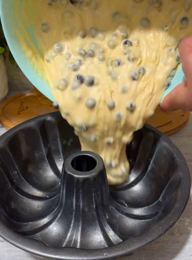 Кекс зі смородиною на швидку руку! Ягоду можете використовувати будь-яку! В сезон печу постійно!