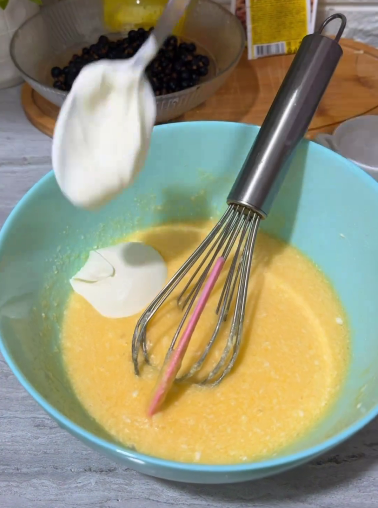 Кекс зі смородиною на швидку руку! Ягоду можете використовувати будь-яку! В сезон печу постійно!