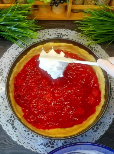 Його печуть вже всі мої знайомі! Неймовірно смачний пісочний пиріг з ароматною ягідною начинкою та повітряним безе