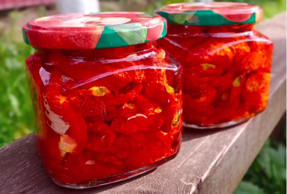 Моя заготовка номер 1 на зиму! В'ялені томати - це неймовірно смачно, хто ще не пробував - дуже рекомендую!