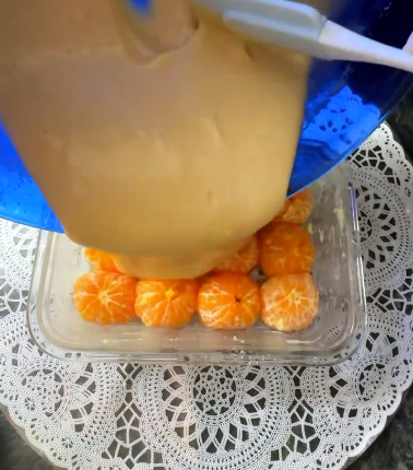 Смачний, соковитий мандариновий пиріг, який готується з простих інгредієнтів. Готуємо до чаю на швидку руку