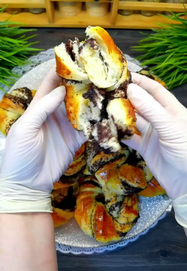 Булочки з маком, як пух - неймовірно смачні та повітряні. Такі булочки робила моя бабуся