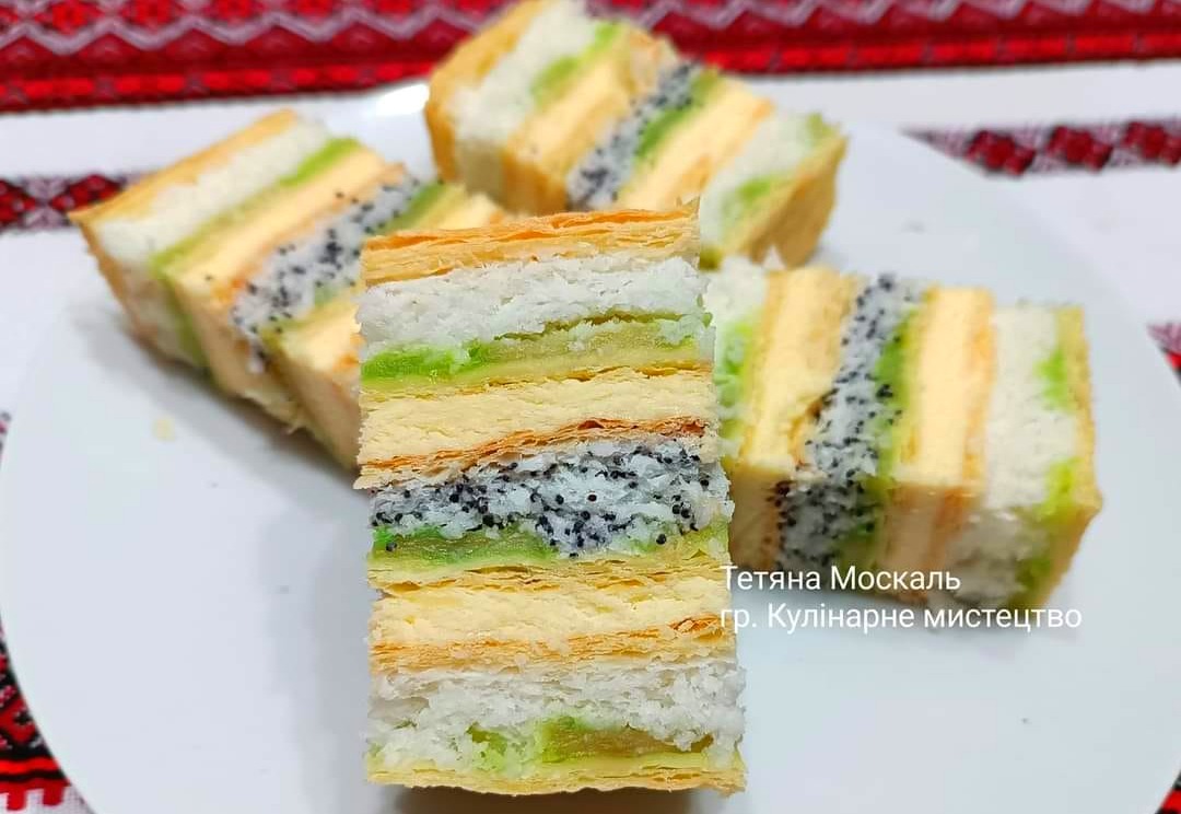 Розкішний пляцок на слойоному тісті із заварним кремом і яблуками - готуємо за рецептом української господині