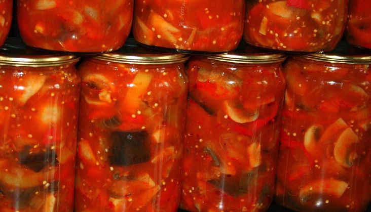 Це дуже смачно! Торік пошкодувала, що мало закрила! Соте із баклажанів і грибів на зиму!