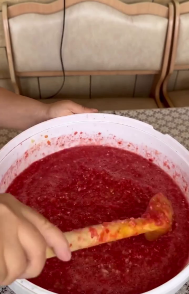 Рецептів аджики дуже багато, я пропоную рецепт аджики БЕЗ варіння, цукру і оцту! Ароматна, в міру ніжна та пікантна заготовка на зиму!