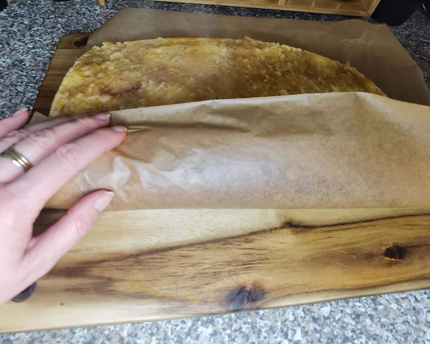 Беру 2 яйця, яблука та борошно і готую швидкий, лінивий яблучний рулет до чаю