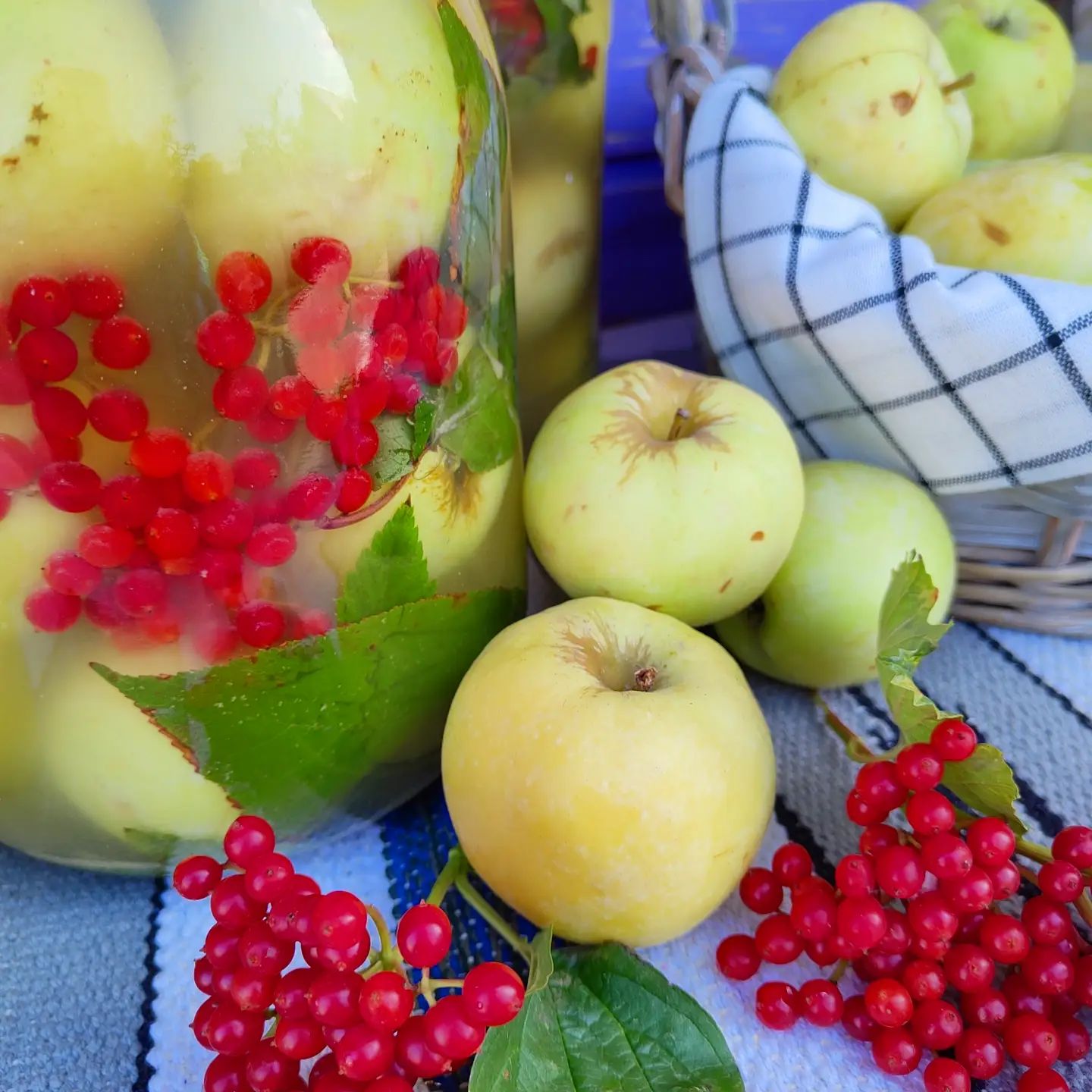 Мочені яблука на зиму - той самий рецепт, за яким готували наші бабусі! Це найсмачніші яблука, які я їла!