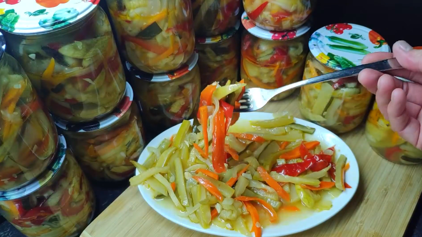 Цей смачний салат на зиму із кабачками підкорив всіх хто його пробував: простий і швидкий рецепт