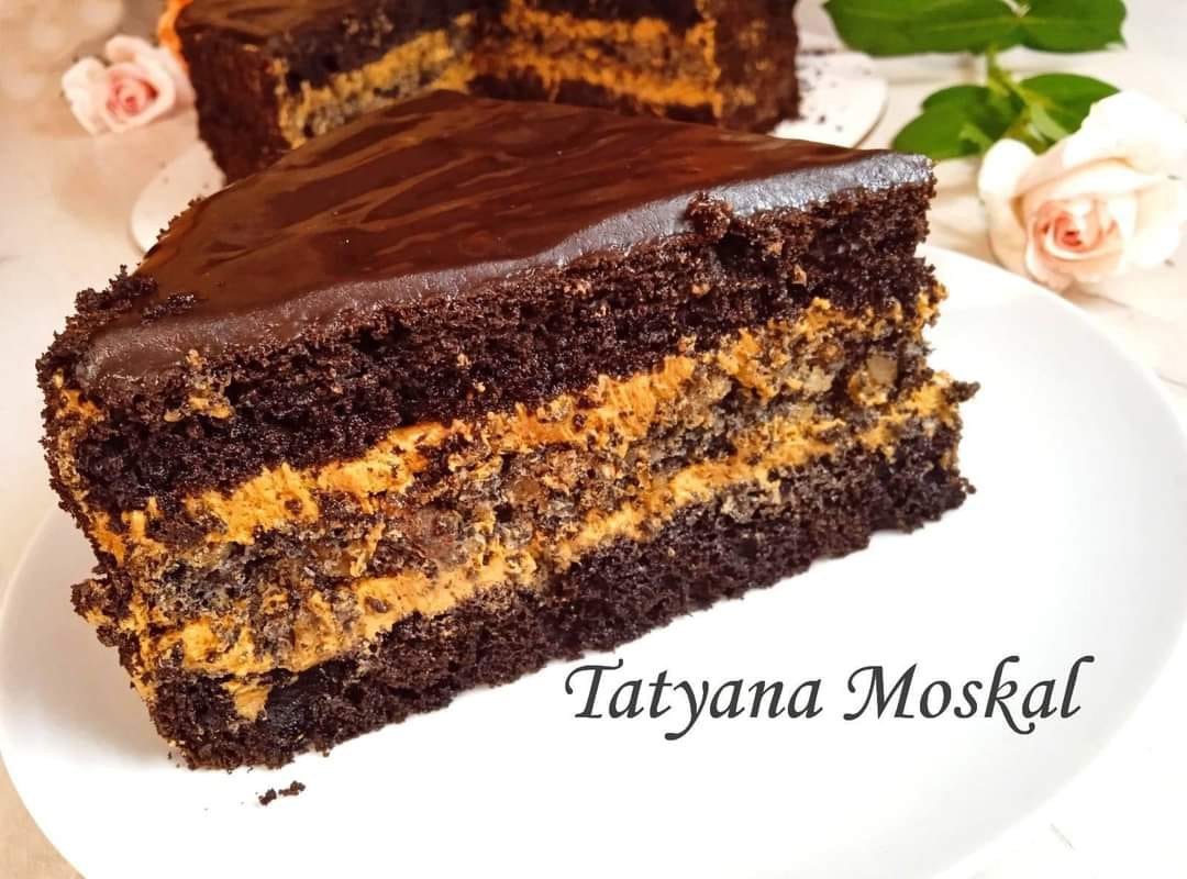 Цей насичено шоколадний торт з маковим прошарком та горіхами вам точно сподобається!