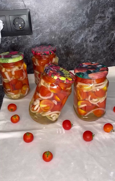 Ця заготовка стала улюбленою серед помідорних закусок! Помідори в желе на зиму - так смачно, пальчики оближеш!